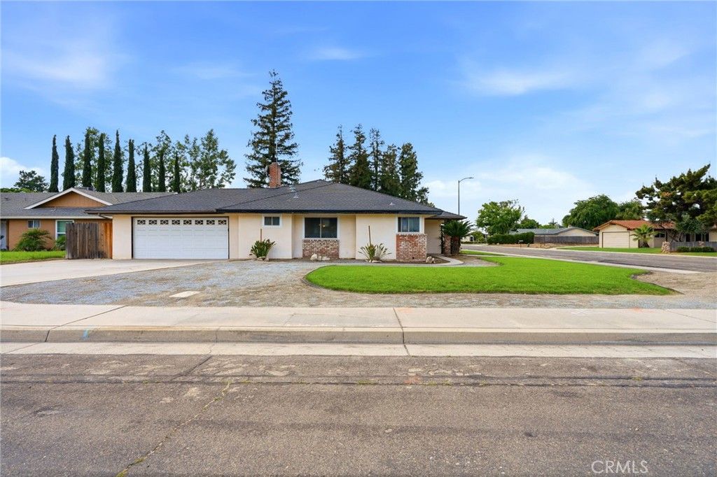 Image 3 of property listing at 153 Bonita Ave, Fowler, CA 93625