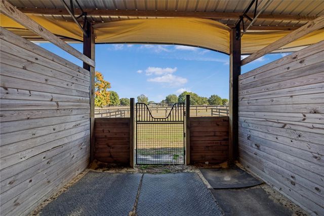 16421 W HIGHWAY 326, Morriston, FL 32668