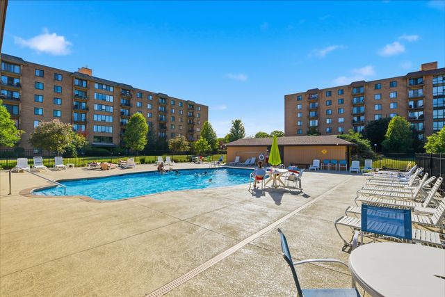 1747 W Crystal Lane 207, Mount Prospect, IL 60056