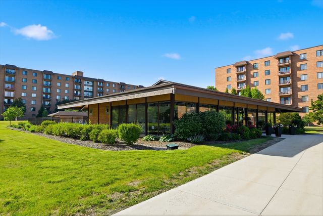 1747 W Crystal Lane 207, Mount Prospect, IL 60056