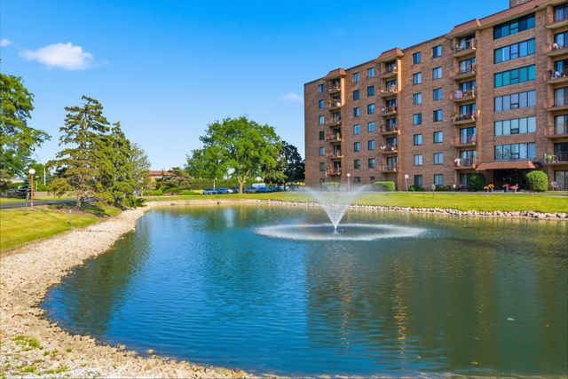 1747 W Crystal Lane 207, Mount Prospect, IL 60056