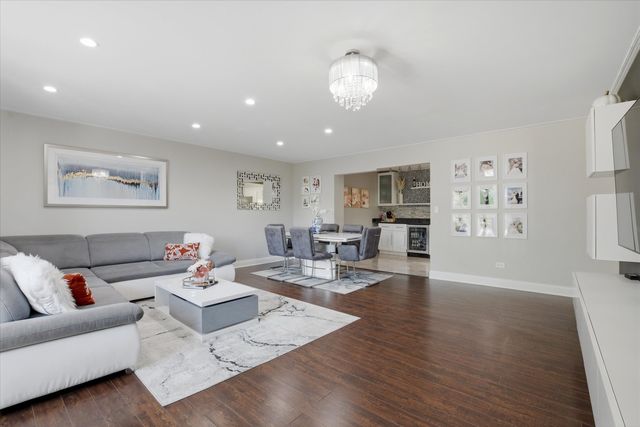 1747 W Crystal Lane 207, Mount Prospect, IL 60056