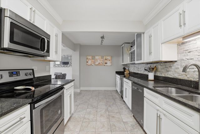 1747 W Crystal Lane 207, Mount Prospect, IL 60056