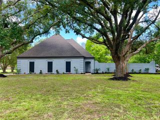 5 Colony Drive, Angleton, TX 77515