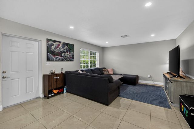 348 NW 40th Court, Oakland Park, FL 33309