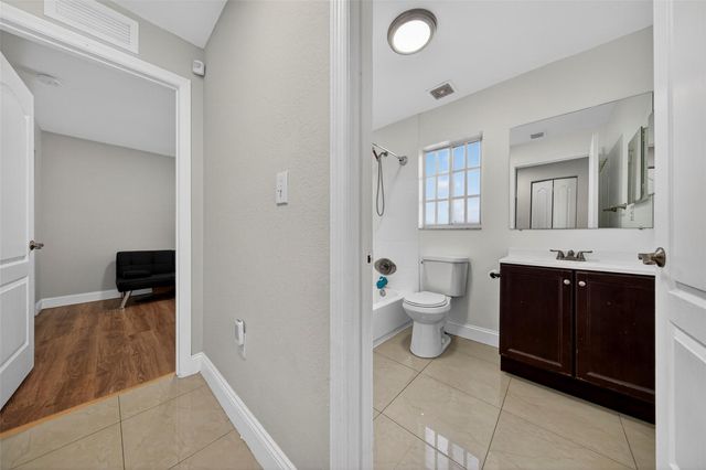 348 NW 40th Court, Oakland Park, FL 33309