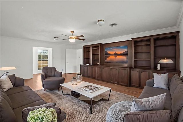 105 Alice Street, Anahuac, TX 77514