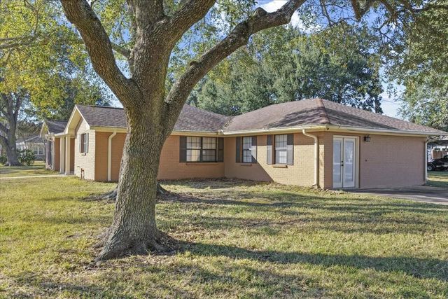 105 Alice Street, Anahuac, TX 77514