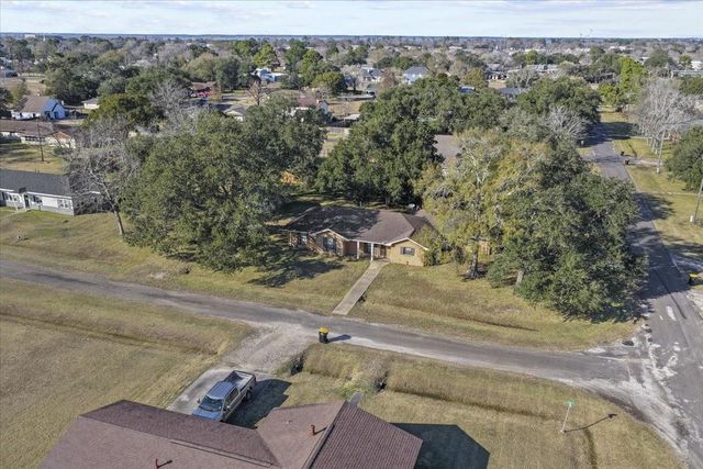 105 Alice Street, Anahuac, TX 77514