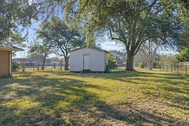 105 Alice Street, Anahuac, TX 77514