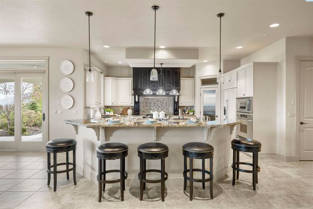 656 Lago Vista Drive, Richland, WA 99352