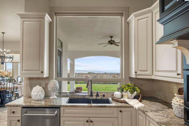 656 Lago Vista Drive, Richland, WA 99352