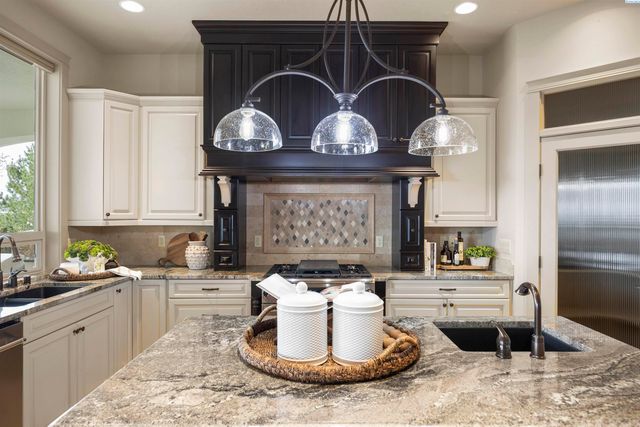 656 Lago Vista Drive, Richland, WA 99352