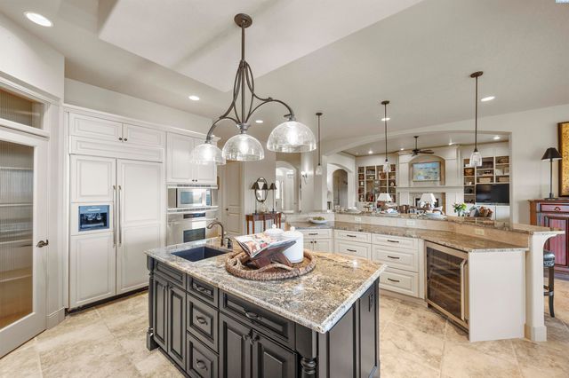 656 Lago Vista Drive, Richland, WA 99352