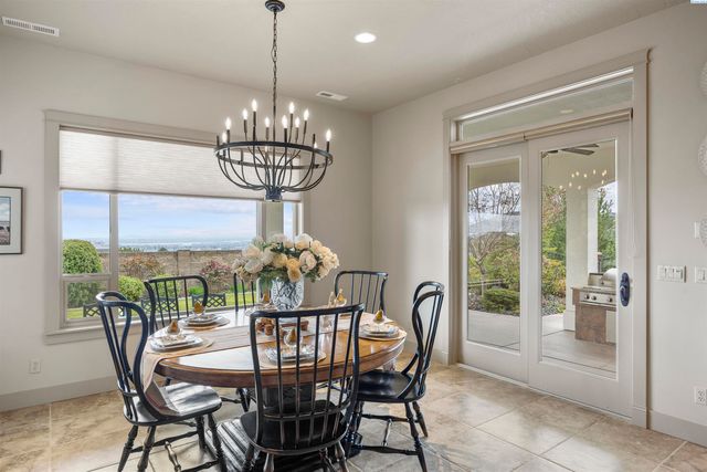 656 Lago Vista Drive, Richland, WA 99352