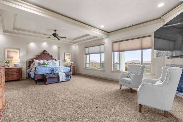 656 Lago Vista Drive, Richland, WA 99352