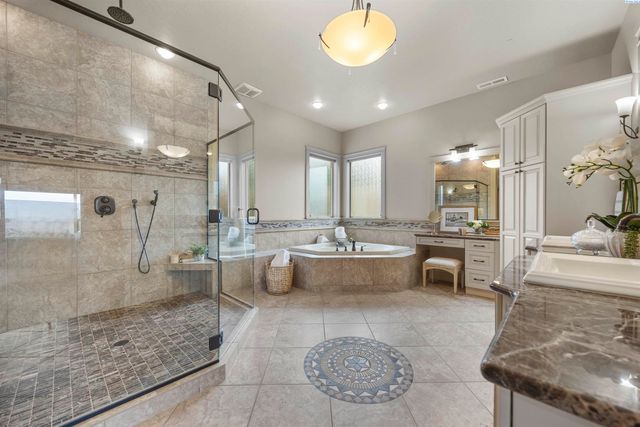 656 Lago Vista Drive, Richland, WA 99352