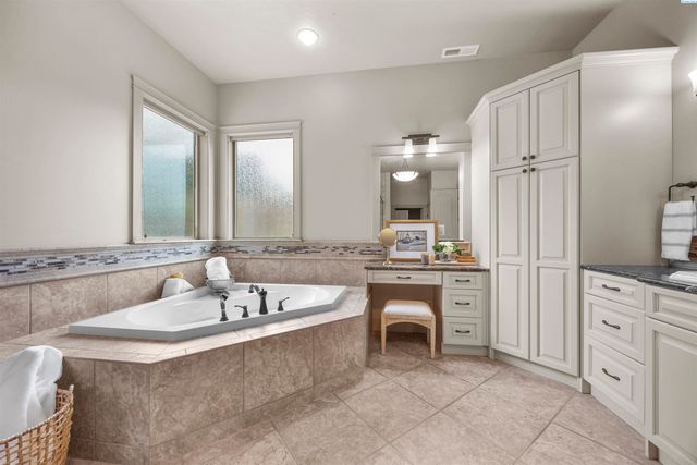 656 Lago Vista Drive, Richland, WA 99352