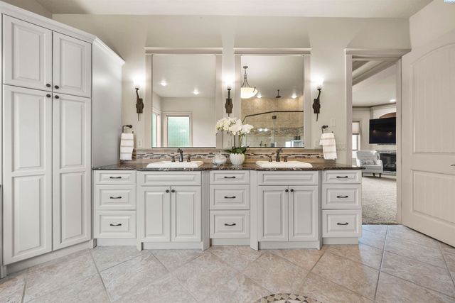 656 Lago Vista Drive, Richland, WA 99352