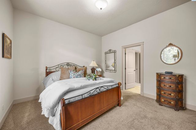 656 Lago Vista Drive, Richland, WA 99352