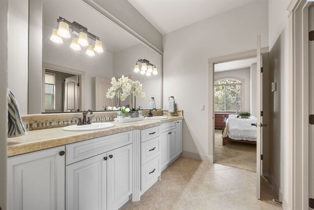 656 Lago Vista Drive, Richland, WA 99352