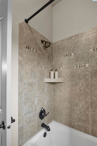 656 Lago Vista Drive, Richland, WA 99352