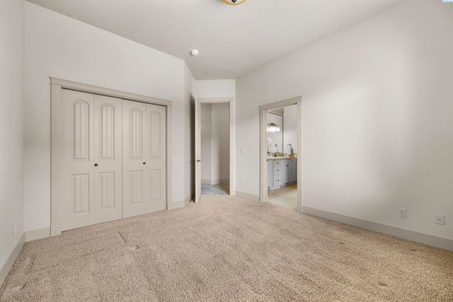 656 Lago Vista Drive, Richland, WA 99352