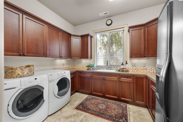 656 Lago Vista Drive, Richland, WA 99352