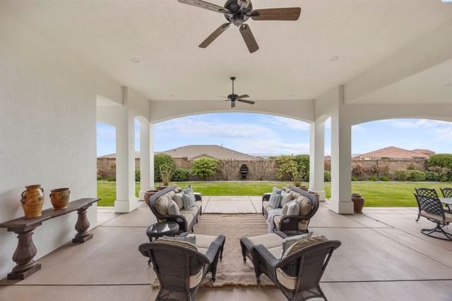 656 Lago Vista Drive, Richland, WA 99352