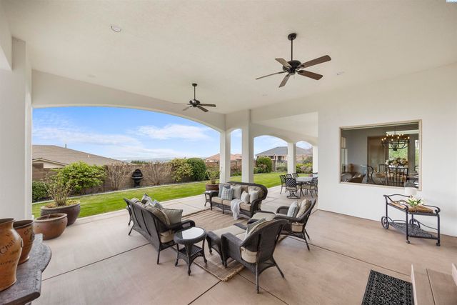 656 Lago Vista Drive, Richland, WA 99352