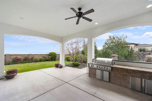 656 Lago Vista Drive, Richland, WA 99352