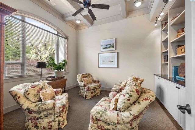 656 Lago Vista Drive, Richland, WA 99352