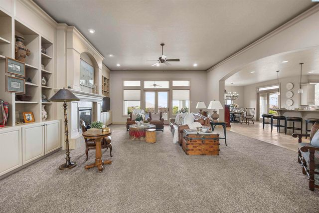 656 Lago Vista Drive, Richland, WA 99352