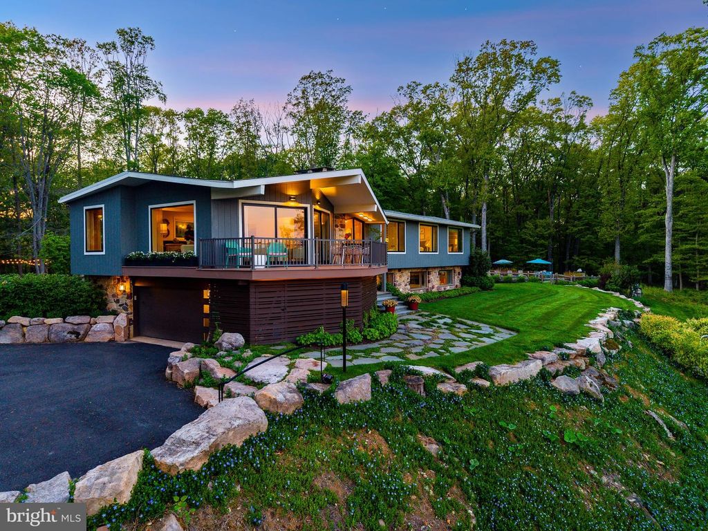 7031 PHILLIPS MILL RD, New Hope, PA 18938