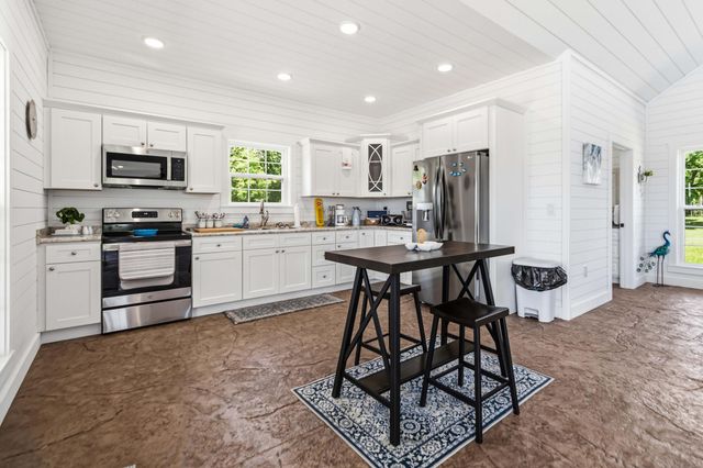 888 High Moore Road, London, KY 40741