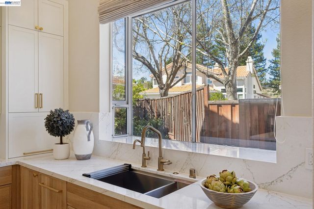 674 Crystal Ct, Pleasanton, CA 94566