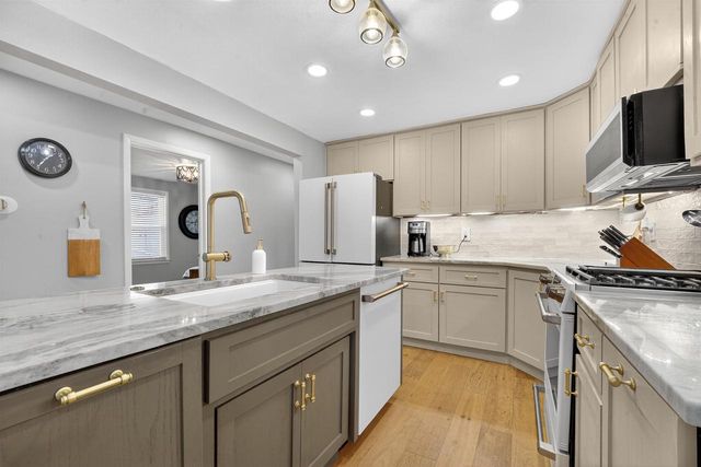 1119 W GLENDALE AVENUE, Appleton, WI 54914