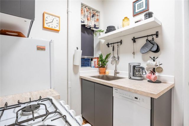 520 W 50th Street B4, New York (manhattan), NY 10019