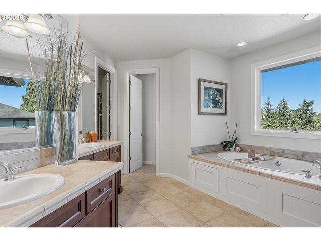 3109 Sw COLLINS Ct, Portland, OR 97219