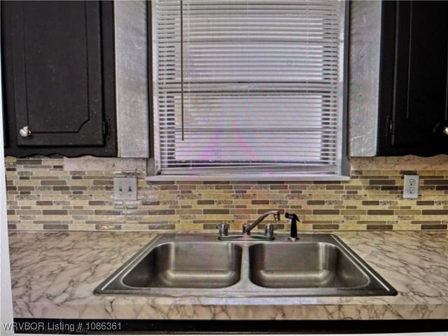 39929 W Drury Lane, Howe, OK 74940