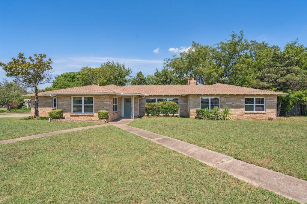2820 Bella Vista Drive, Midwest City, OK 73110