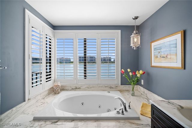 523 La Peninsula BLVD 523, Naples, FL 34113