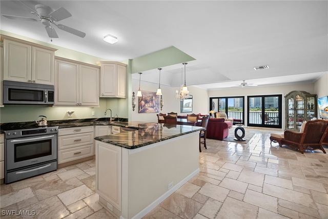 523 La Peninsula BLVD 523, Naples, FL 34113