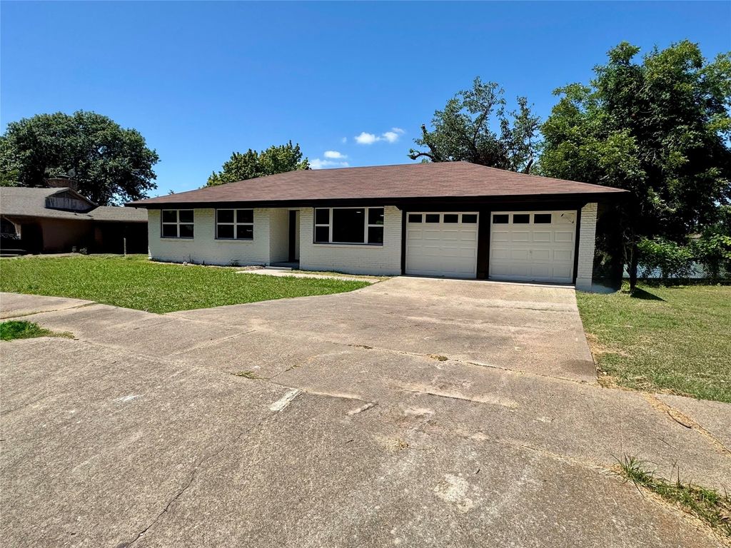536 Lakeshore Drive, Ennis, TX 75119