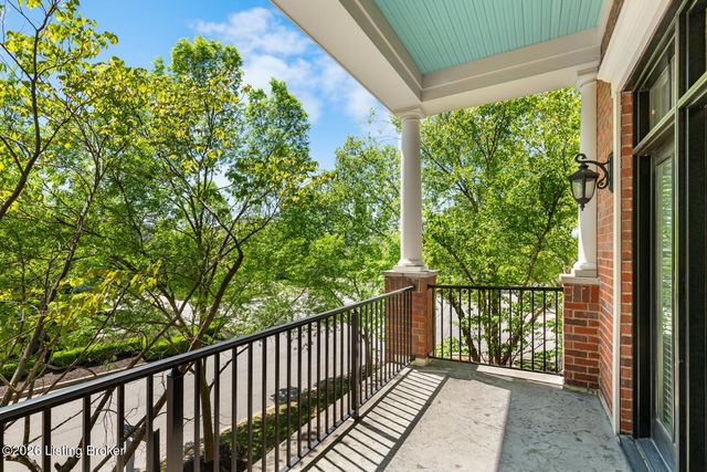 14501 Signature Point Dr, Louisville, KY 40299