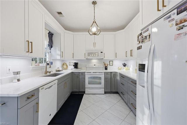 900 Lee Shore CT, Chesapeake, VA 23320