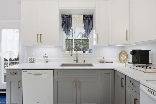 900 Lee Shore CT, Chesapeake, VA 23320