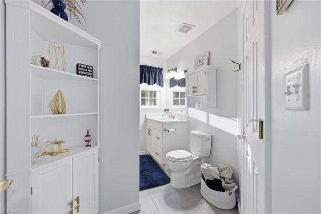 900 Lee Shore CT, Chesapeake, VA 23320