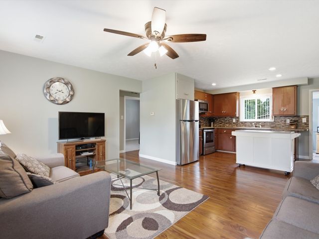 289 S Williams Lake Road, Waterford, MI 48327