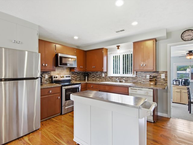 289 S Williams Lake Road, Waterford, MI 48327